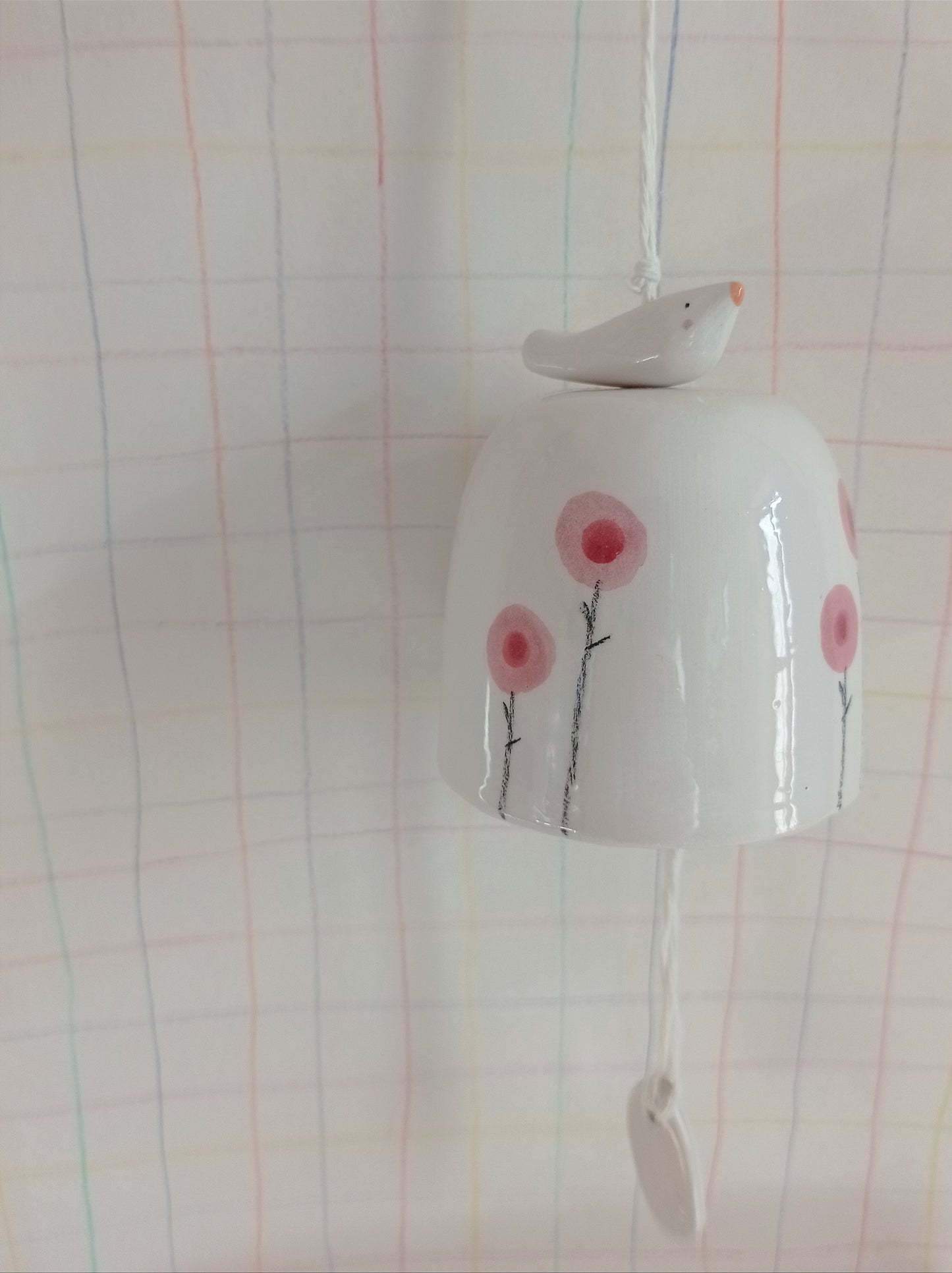Campanella in ceramica, fiori rosa con uccellino