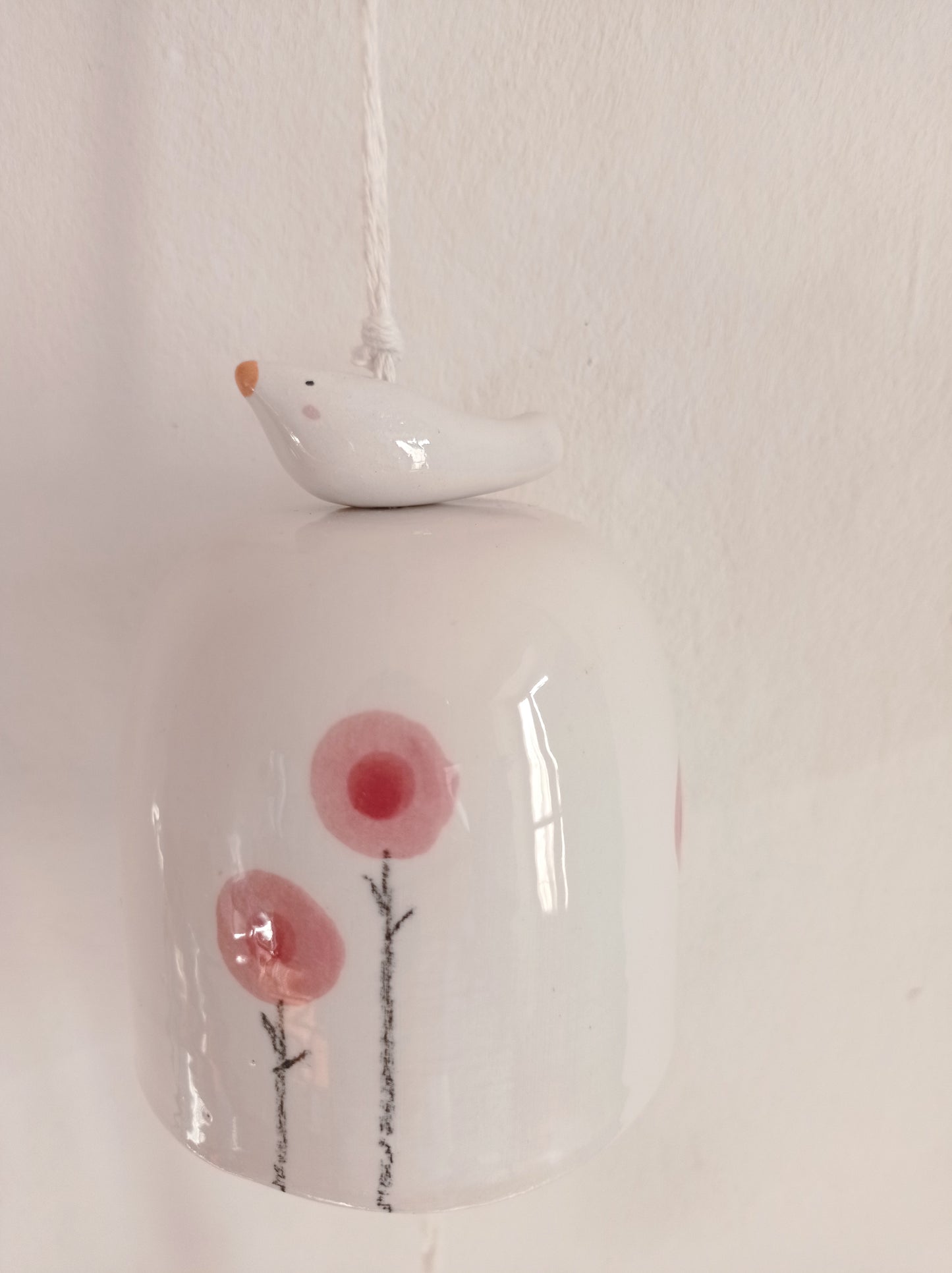 Campanella in ceramica, fiori rosa con uccellino